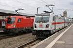 Während 1016 006 am 31.05.2019 mit dem EC113 von Frankfurt(Main) Hauptbahnhof nach Klagenfurt Hauptbahnhof im Stuttgarter Hauptbahnhof auf Abfahrt wartet, fährt 147 552 mit dem IC2162 von