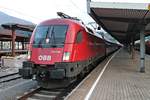 Am Abend des 02.07.2018 stand ÖBB 1016 038 mit dem NJ 420/40420 (Innsbruck Hbf - Düsseldorf Hbf/Hamburg Altona) auf Gleis 7 im Hauptbahnhof von Innsbruck und wartete auf die Ausfahrt.