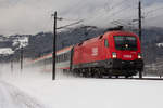 1016 028-3 am Intercity IC 119 kurz vor Dornbirn Haselstauden wirbelt den frisch gefallenen Schnee ordentlich auf. 25.01.21