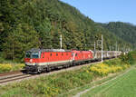 Die bepflatschte 1144 283 sowie die 1016 001 hatten am Abend des 23. August 2024 den Zug 55072 am Haken, und wurden von mir in Pernegg fotografiert.