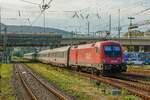 ÖBB 1016 001 Taurus schiebend am Eurocity bei der Ausfahrt in Heidelberg Hbf, August 2023.