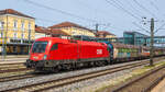 91 81 1016 050 trägt in der Reihe 1016 der ÖBB die höchste Ordnungsnummer. Hier ist die Maschine am 29.06.2024 vor einem Zug aus Schiebewandwagen in Regensburg Hbf zu sehen.