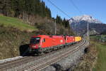 1016 024 und 1016 021 waren mit einem gemischten Güterzug am 4. November 2024 bei Pfaffenschwend auf dem Weg nach Wörgl.