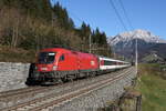 1016 044 war am 4. November 2024 bei Pfaffenschwend mit dem  Transalpin  in Richtung Wörgl unterwegs.