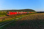 Wenige Augenblicke, bevor die Sonne verschwand, passierte die 1016.044 mit ihrem KLV-Zug DGS 42178 von Verona Quadrante Europa nach Lübeck Dänischburg Gbf meinen Standpunkt bei Wettelsheim.