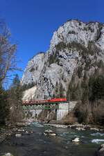 Mit einem leeren Autozug fährt am 6.3.2025 die 1016 002 von Villach Süd Gvbf nach Kornwestheim Rbf und überquert hier zwischen Admont und Gstatterboden das erste Mal auf ihrem Weg die Enns.