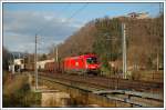 1016 005 mit ihrem Gterzug bei der Querung der Mur kurz vor Bruck an der Mur mit der Burg Oberkapfenberg im Hintergrund, aufgenommen am 5.4.2008.