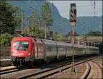 1016 038 durchfhrt den Bahnhof Kundl mit dem OEC 563  HANDL TYROL SPECK , von Bregenz nach Wien Westbahnhof, am Haken.