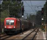 1016 031 hat einen Gterzug am Haken und durchfhrt Kiefersfelden auf dem Weg in Richtung Tirol.