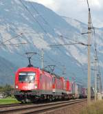 1016 038-0 und eine unbekannte 1x44er ziehen einen KLV-Zug, unterstzt von der nachschiebenden 1216 127 kurz hinter Schwaz zum Brenner.
