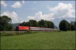 1016 016 ist mit dem Autoreisezug Bregenz - Graz Hbf bei Niederaudorf unterwegs.