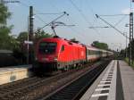 28.04.2011: Die 1016 017-4 passiert mit dem EC 112 (Klagenfurt-Siegen) den Haltepunkt Bad Schnborn-Kronau. Am Zugende schiebt die 1016 024-0.