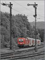 Das schlecht Licht verführte mich geradezu zu dieser Spielerei....
1016 007 mit einer S-Bahn in Lindau Reutin am 20. Sept. 2011