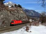 Die 1016 021 mit einem Gterzug am 03.03.2012 unterwegs bei Jenbach.