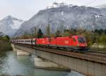 1016 037 + 1016 029 mit einem OIC am 30.10.2012 auf der Innbrcke bei Brixlegg.