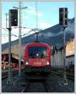 Eingeklemmt zwischen zwei Signalen. 1016 024 wartet an 7.12.2006 im Bahnhof Selztal auf die Ausfahrt mit ihrem Gterzug.