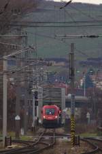 1016 024 mit Güterzug am Brigittenauer Sporn
Die Strecke, auf der sich der Güterzug gerade befindet, zweigt im Bahnhof Wien Nußdorf, überquert den Donaukanal, und verläuft dann entlang der Donau Richtung Süd-Osten. (12.12.2014)