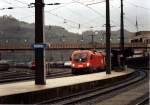 1016 024 wartet mit dem EC85  Michelangelo  auf die Ausfahrt aus dem Bahnhof Kufstein. Aufnahme aus dem Sommer 2005.