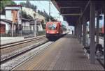 1016 039 kommt im Sommer 2005 mit dem BB-EC 162  Transalpin  Wien West-Basel in den Bahnhof Jenbach gerollt. 