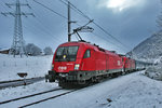 Am frühen Morgen bei einer kurzen Aufhellung fährt in Bings die 1016 032 mit einer Schwesterlokomotive mit dem EN 464 aus Budapest nach Zürich HB talwärts.Bild vom 25.4.2016