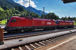 1016 019-0 und 1116 107-4 stehen mit einem Güterzug in Richtung Tauern, im Bahnhof Schwarzach-St. Veit.
Aufgenommen am 7.8.2016.