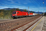 1016 042-4 und 1144 089-0 donnern im Bahnhof Loifarn, mit einem Güterzug den Tauern hinauf.
