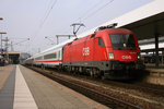 1016 029 mit einem Fernverkehrszug im Mannheimer Hauptbahnhof, aufgenommen am 17. November 2011.