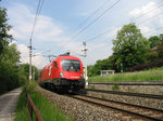 Aus meiner Anfangszeit stammt diese Aufnahme von 1016 040.
Das Foto entstand an der Strecke Spittal a. d. Drau - Villach, genauer im Norden Villachs.
Aufnahmedatum: 3. Juni 2003