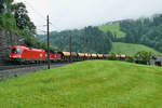 Ein schwerer Güterzug mit der 1016 039 in Front kämpft sich bei Unterwindau die Kehren hoch in Richtung Brixen. Das Bild entstand am 06/08/2010.