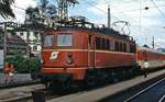 Im September 1986 wartet 1018.03 im September 1980 vor dem  Ausseerland  im Bahnhof Stainach-Irdning auf die Abfahrt nach Wien.