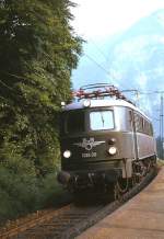 Im Juli 1973 fährt 1018.08 in den Bahnhof Hallstadt ein