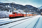 1020 018-6 hält mit dem SR 15532 (Lienz - Spittal-Millstättersee - Salzburg Hbf - Salzburg Liefering) im Bahnhof Grefenburg-Weißensee.
Wegen der großen Nachfrage wurde zusätzlich zu den vier Schlieren der EBFL, noch eine 3-teilige CS-Wendezuggarnitur der ÖBB mitgeführt.
Ab Spittal-Millstättersee verkehrte der Zug als SR 20355.
Aufgenommen am 9.12.2017.