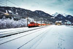 1020 018-6 hält mit dem SR 15532 (Lienz - Spittal-Millstättersee - Salzburg Hbf - Salzburg Liefering) im Bahnhof Grefenburg-Weißensee.
Wegen der großen Nachfrage wurde zusätzlich zu den vier Schlieren der EBFL, noch eine 3-teilige CS-Wendezuggarnitur der ÖBB mitgeführt.
Ab Spittal-Millstättersee verkehrte der Zug als SR 20355.
Aufgenommen am 9.12.2017.