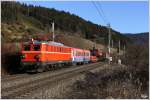 Die 1041.202 von RPS (Rail Professionals Sttz) berstellt den Dampfkran 9766 042 als SGAG 93046 von Sigmundsherberg nach Lienz.