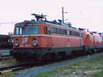 1042.505-6 und ein Taurus abgestellt  in Wels am Verschiebebahnhof  ( aufgenommen am 11.06.2005 )