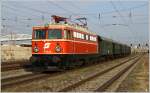 E-Lok 1042 23 fhrt mit EZ 7390  Leiser Berge  von Wien Sdbf-Ostseite nach Korneuburg. 
Wien 24.9.2011