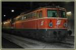 1042 057 wartet am 7.10.2006 in der Traktion Wien-Sd auf ihren nchsten Einsatz. Man sollte eigentlich keine Gelegenheit mehr auslassen, eine Altlack 1X42er zu fotografieren.