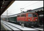 1042 501 mit dem Erlebniszug Zauberberge (E 1955) von Wien Sdbahnhof nach Mrzzuschlag, kurz vor der Abfahrt in Wien am 26.2.2006.