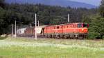 Im August 1999 bringen 1043.008 und 1043.007 einen Güterzug von Villach-Süd nach Tarvisio, aufgenommen zwischen Arnoldstein und Thörl-Maglern.