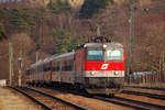 1044 065 fährt mit einem Intercity in Richtung Westen. Tullnerbach-Pressbaum am 07.01.2007.