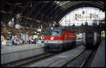 Die ÖBB 1044.215 hatte am 14.5.1992 einen Eurocity nach Frankfurt am Main gebracht. Nachdem der Zug wieder abgefahren war, setzte die Lok um 13.53 Uhr aus dem Kopfgleis zurück.