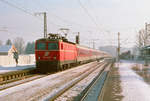 08. Januar 1995, Strecke Salzburg - Rosenheim, ein Zug der ÖBB mit Lok 1044 037 fährt durch  Teisendorf.