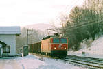 Am 03. Januar 1996 fährt ein Güterzug der ÖBB mit der Lok 1044 100  auf der  Westbahn in Richtung Linz.