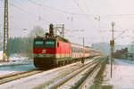 08. Januar 1995, Strecke Salzburg - Rosenheim, ein bunt gemischter Personenug der ÖBB mit Lok 1044 257 fährt durch  Teisendorf.