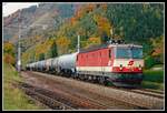 1044 092 mit Güterzug in Pernegg am 23.10.2005.