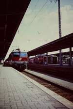 27.Juli 1992 Hbf.-Würzburg Gleis 7 EC 28 nach München mit 1044 235-4 . Bei der Reise nach Kirchweyhe diese Aufnahme in Hbf.Würzburg