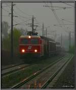 E-Lok 1044 040 fhrt im strmenden Regen mit einem Gterzug von Knittelfeld in Richtung Villach.
Fotografiert in Spielberg 18.10.2006