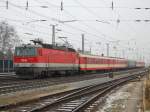 1044 100 mit EZ 5914  Donau  fhrt am 25.12.2007
in den Welser Hbf ein.