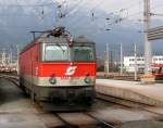 Lok 1044 073-3 durchfhrt in Leerfahrt den Bahnhof von Innsbruck, um an das andere Ende ihres Zuges zu gelangen. 08.03.08