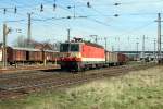 1044 092 mit einem Gterzug nach Lambach bei der Ausfahrt aus dem Bahnhof Wels am 15.